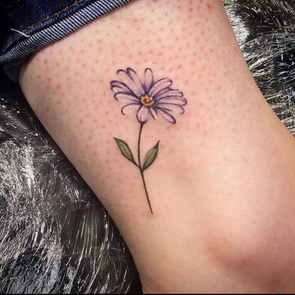 Delicados tatuajes de flores en el tobillo 
