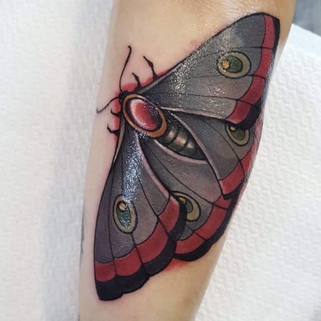 Tatuaje de mariposa delicada negra 