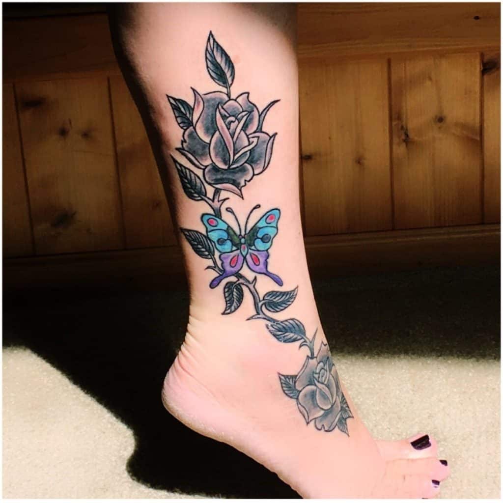 Tatuaje de tobillo de mariposa gigante 