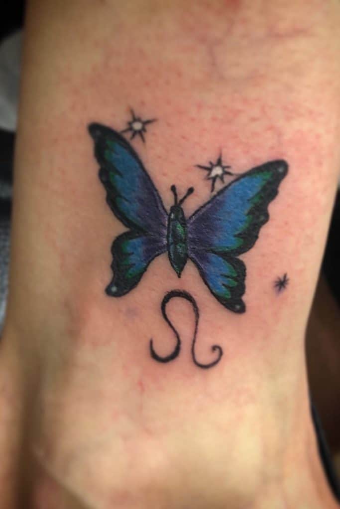Tatuaje de mariposa azul en el tobillo 