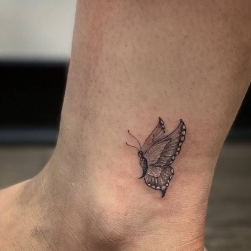Pequeños tatuajes de mariposa en el tobillo y el pie 