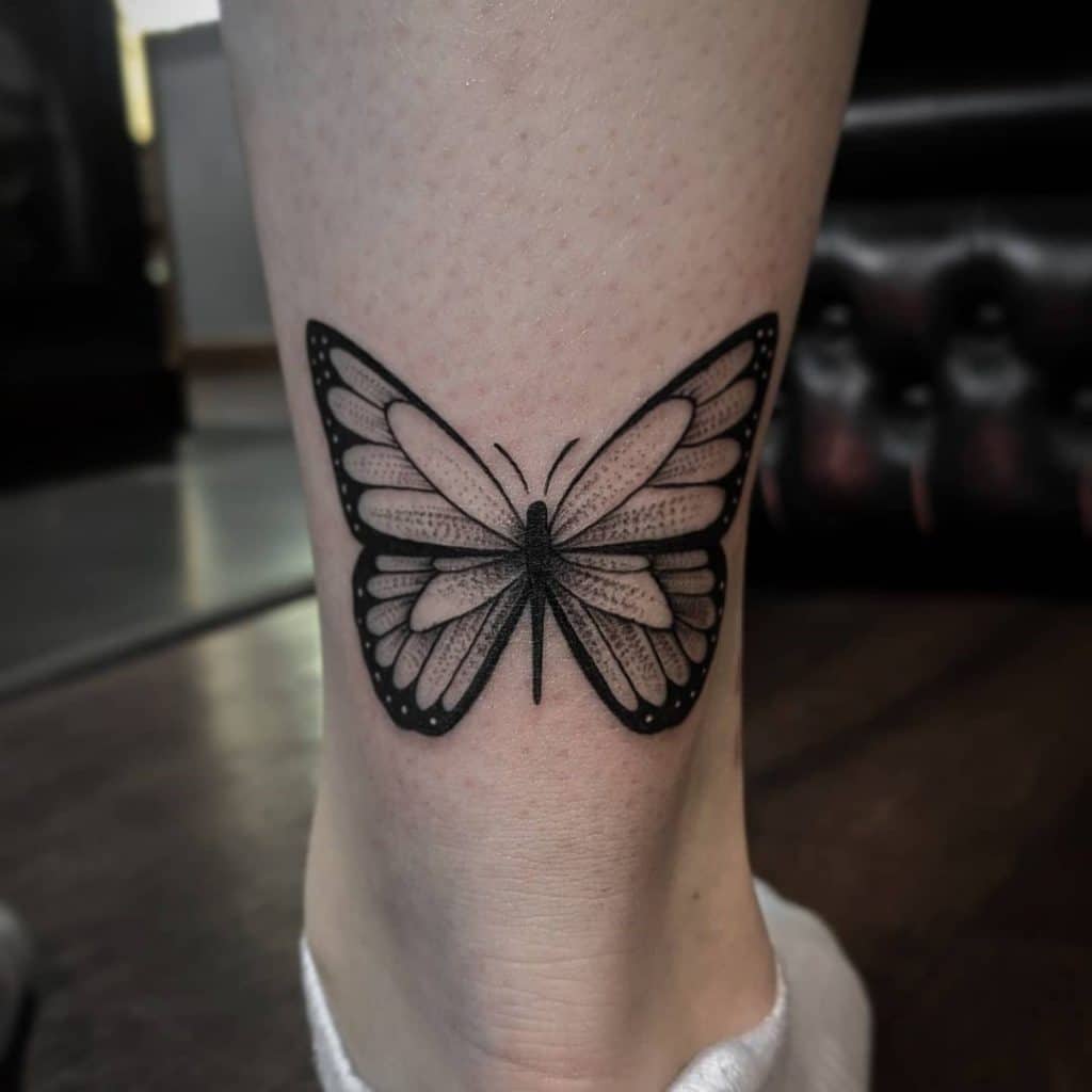 Tatuajes de mariposa en el tobillo para damas 