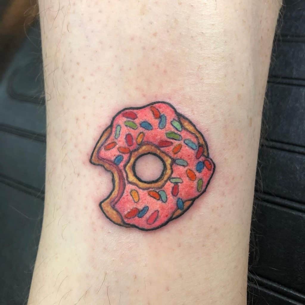 Tatuaje de tobillo inspirado en donut 