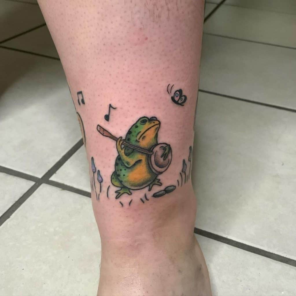 Pequeños tatuajes de tobillo de rana 
