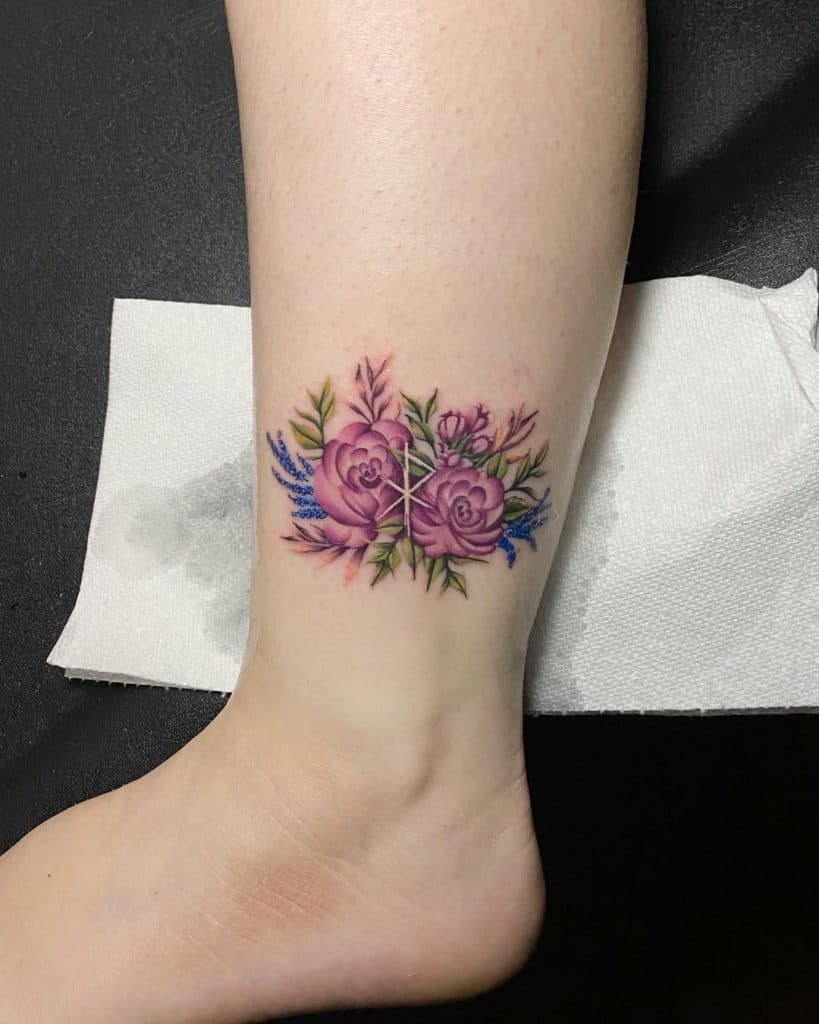 Tatuaje de flor de tobillo rosa brillante