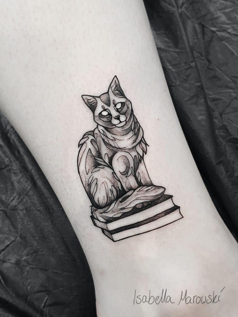 tatuaje de gato en el tobillo 