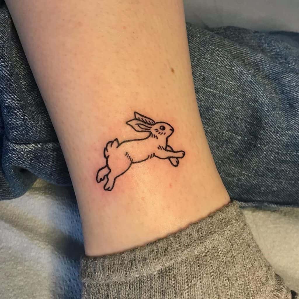 Idea de tatuaje de tobillo de conejo