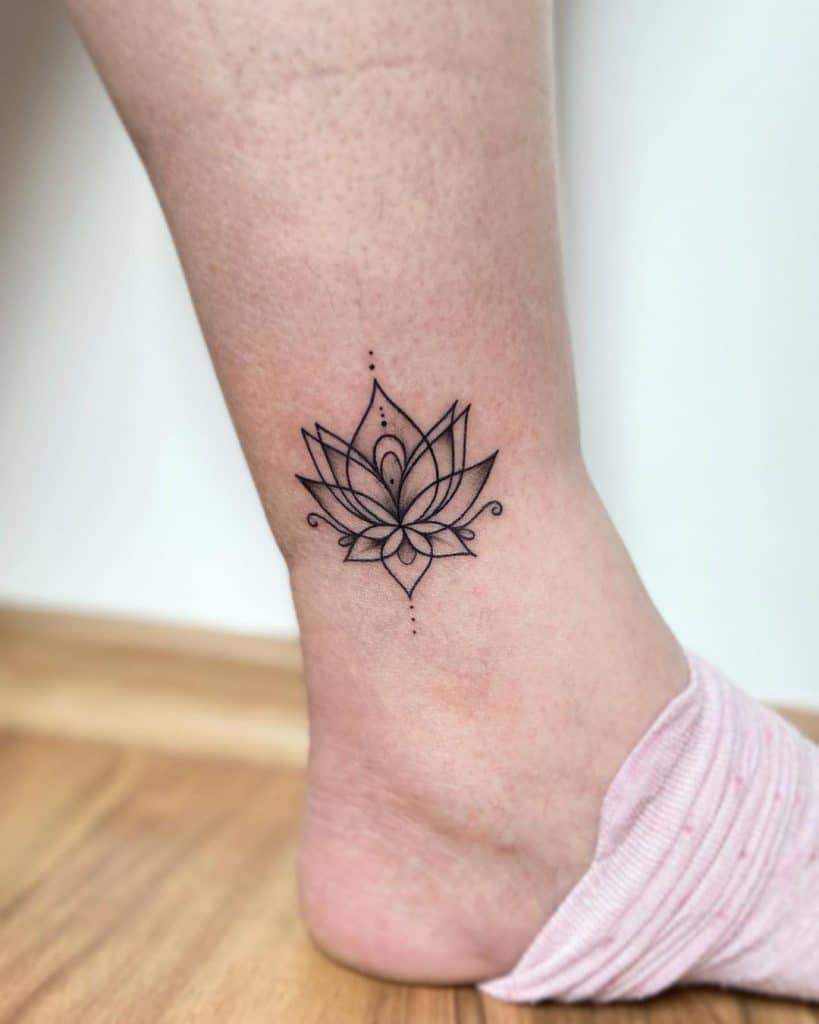 Pequeña flor tobillo tatuaje mandala idea