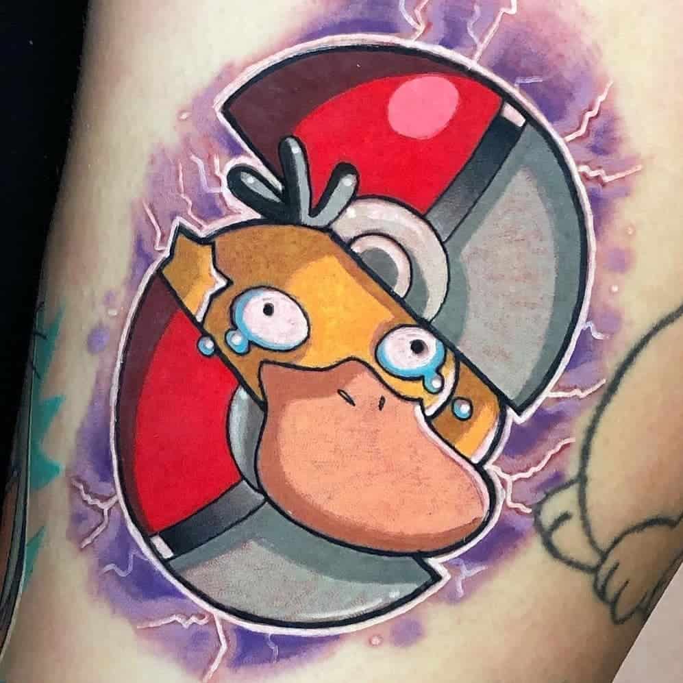 Tatuaje de cara y bola de Pokémon