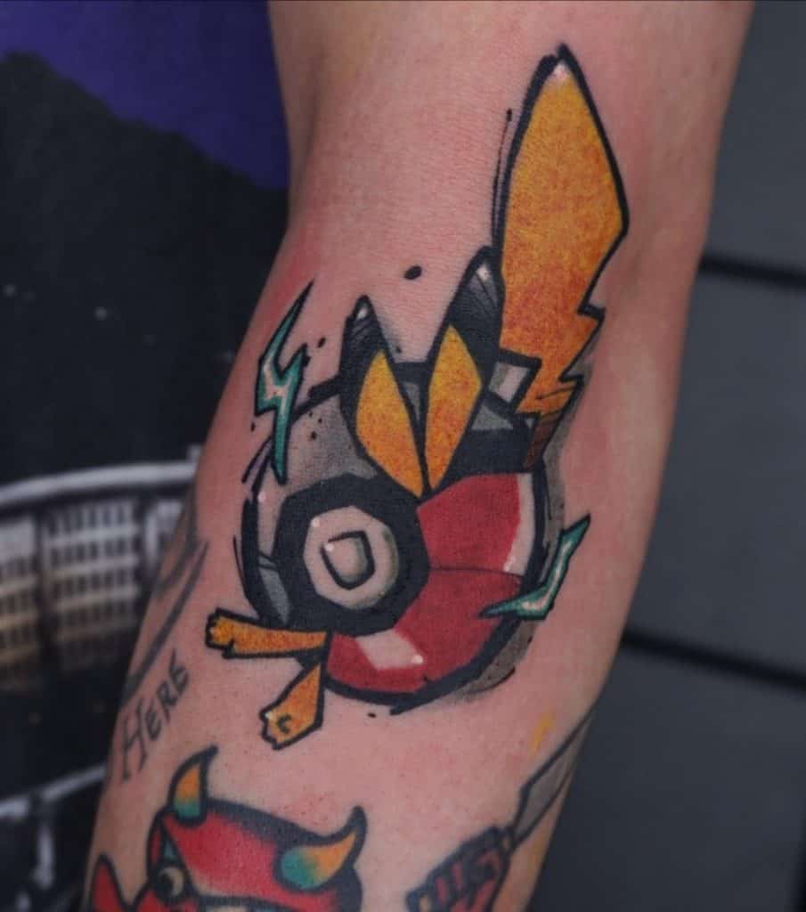 Tatuaje creativo de la bola de Pokémon