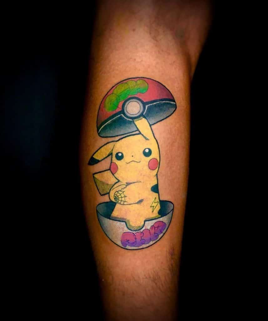 Tatuaje de Pokémon Ball y Pikachu