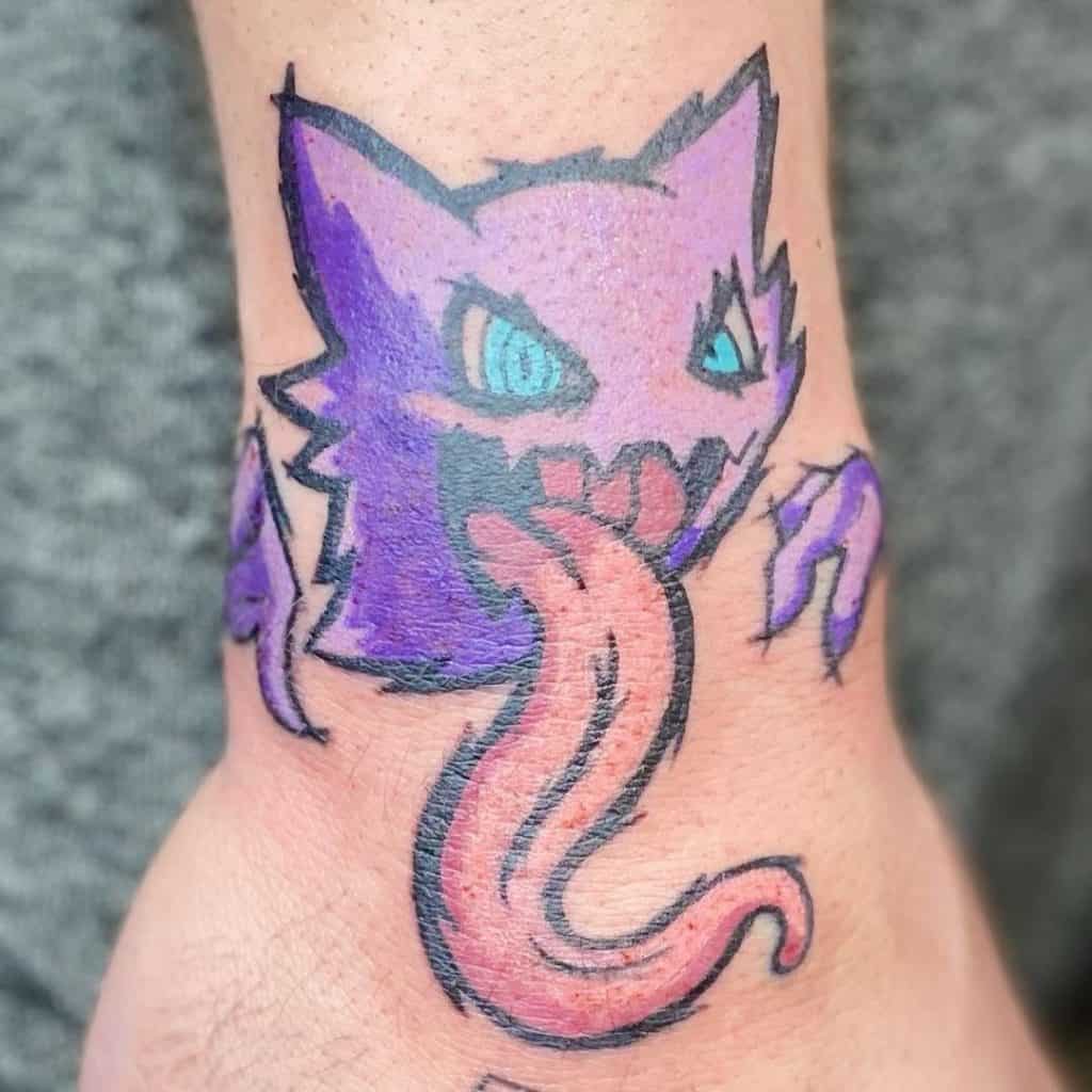 Pokemon fantasma con tatuaje de lengua larga