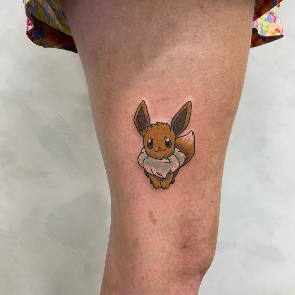 Pequeño tatuaje de Pokémon en el muslo