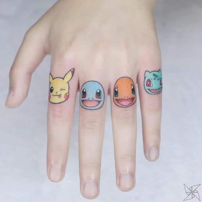 Pequeño tatuaje de Pokémon en el dedo