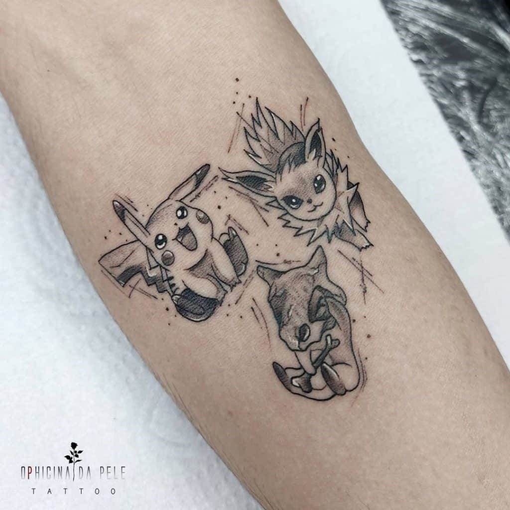 Tatuaje de tres Pokémon en blanco y negro