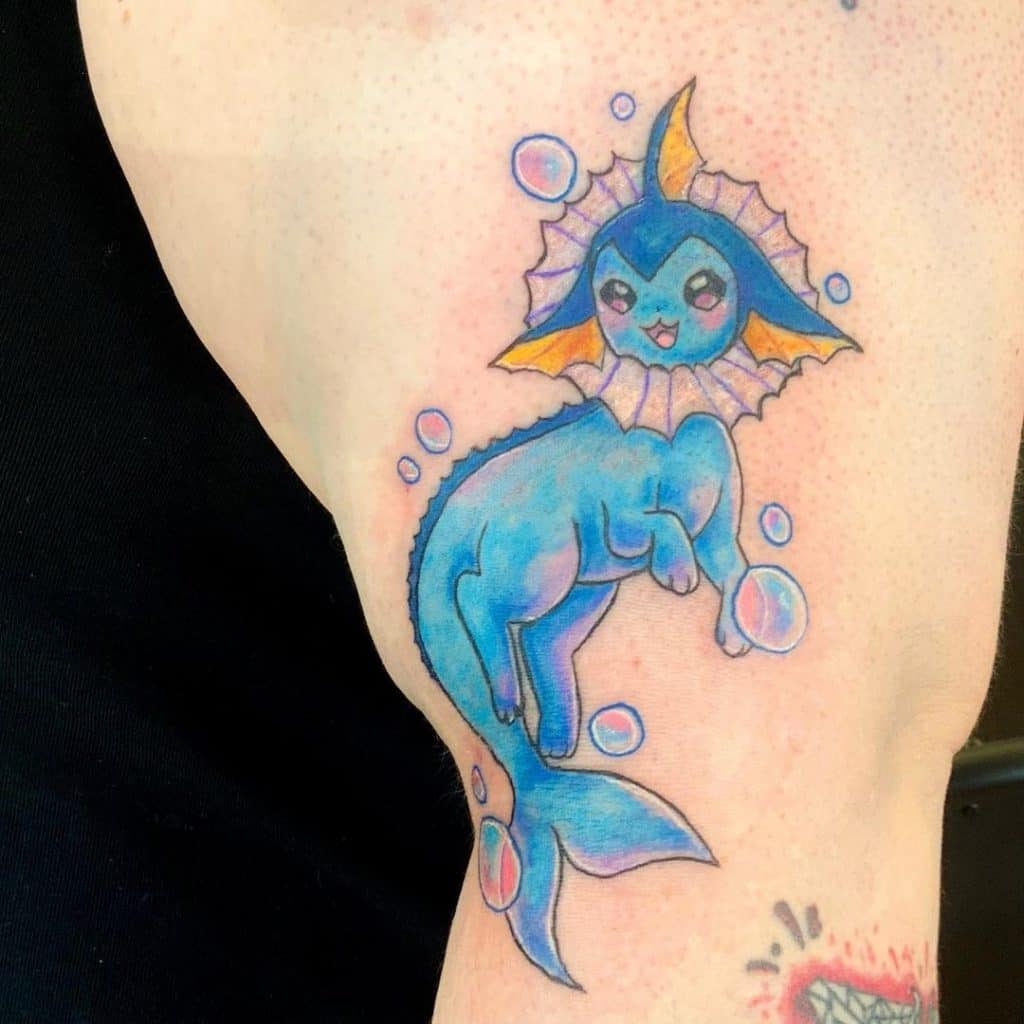 Lindo tatuaje de Pokémon en el muslo