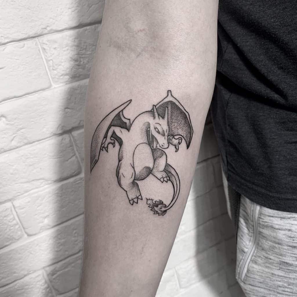 Tatuaje de Pokémon minimalista en blanco y negro