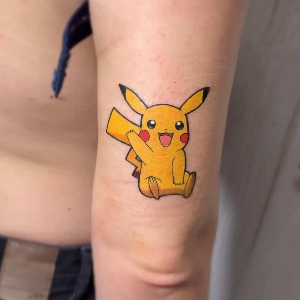 Tatuaje divertido de Pikachu en el antebrazo 