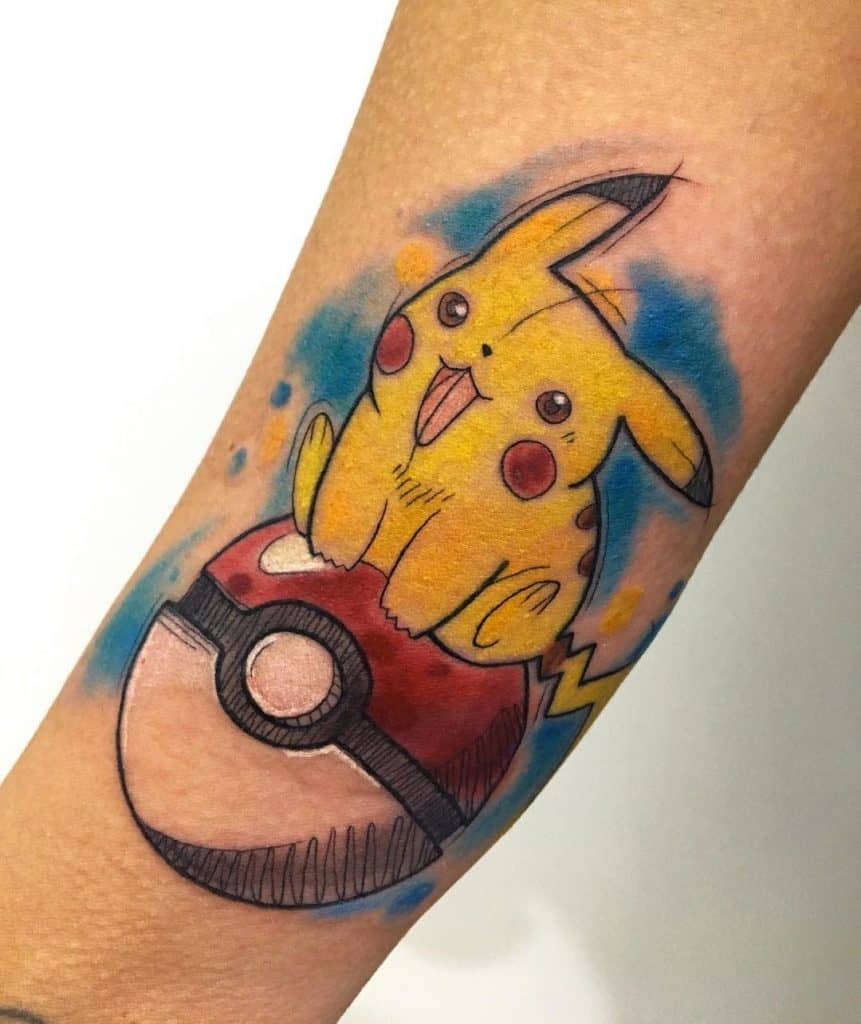 Tatuaje de Pikachu con una pokebola 