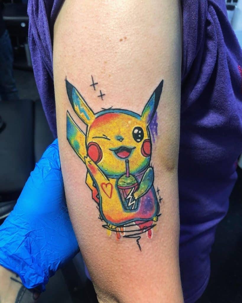 Tatuaje de Pikachu brillante y colorido en el hombro