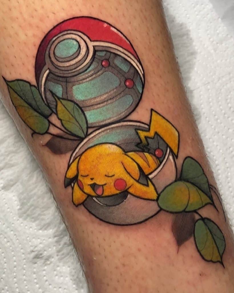 Tatuaje divertido y artístico de Pikachu con Pokeball 