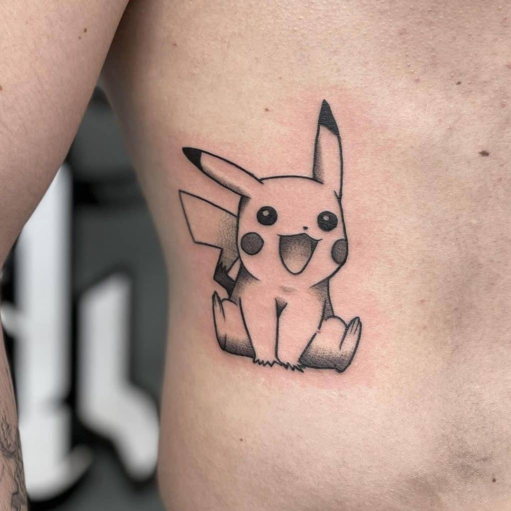 Tatuaje de Pikachu en blanco y negro en el costado