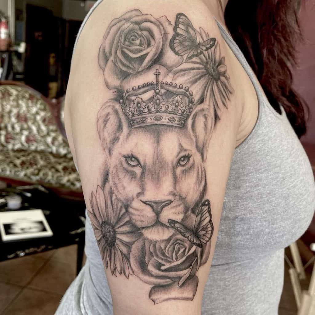 Tatuaje del Rey León en el hombro