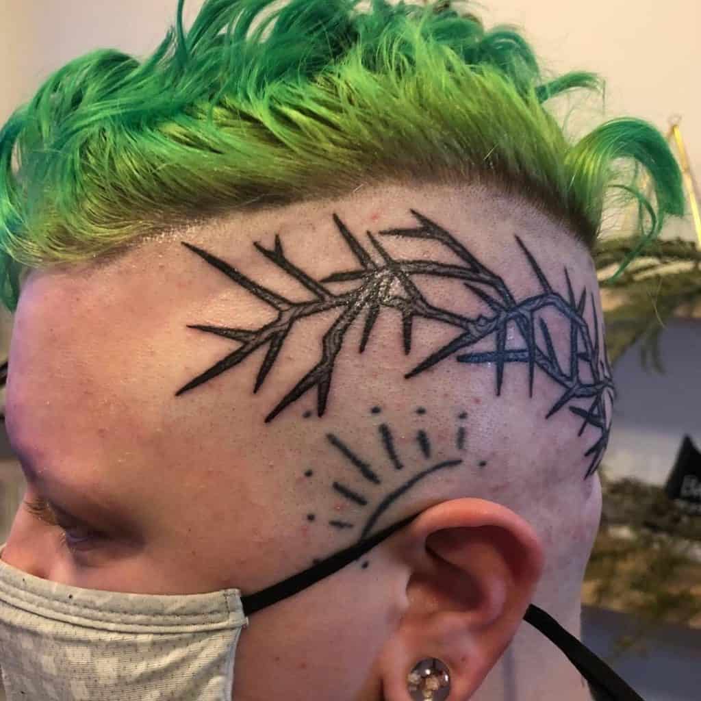 Tatuaje de corona de espinas en la cabeza
