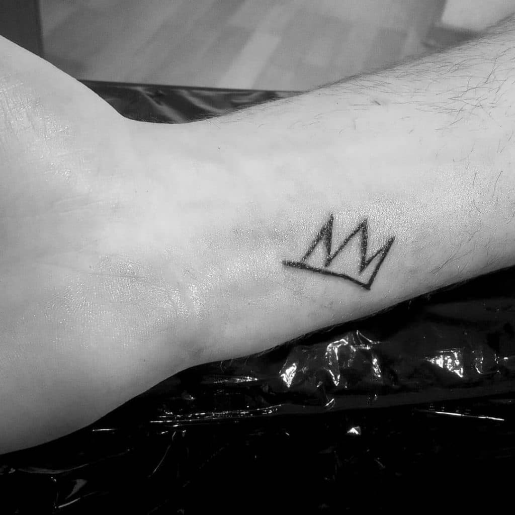 Tatuaje de corona simple en el brazo