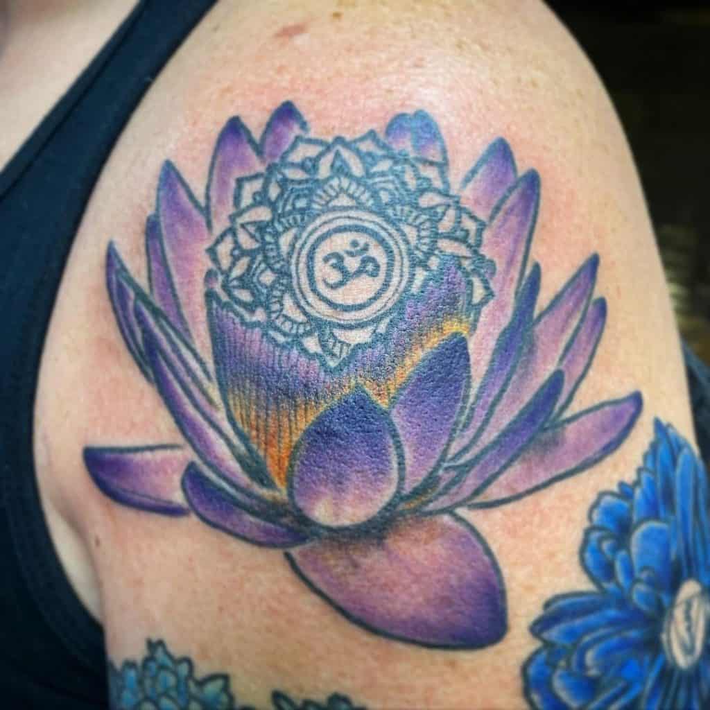 Diseño colorido del tatuaje del chakra de la corona