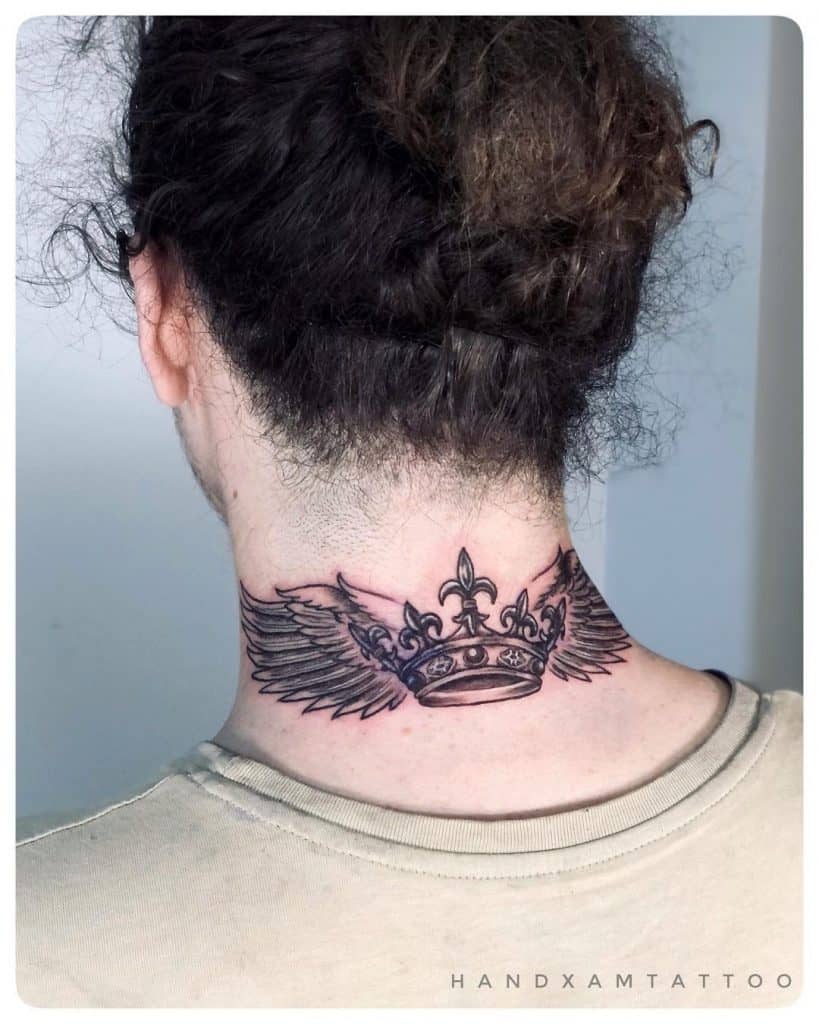 Diseño de tatuaje de corona y alas