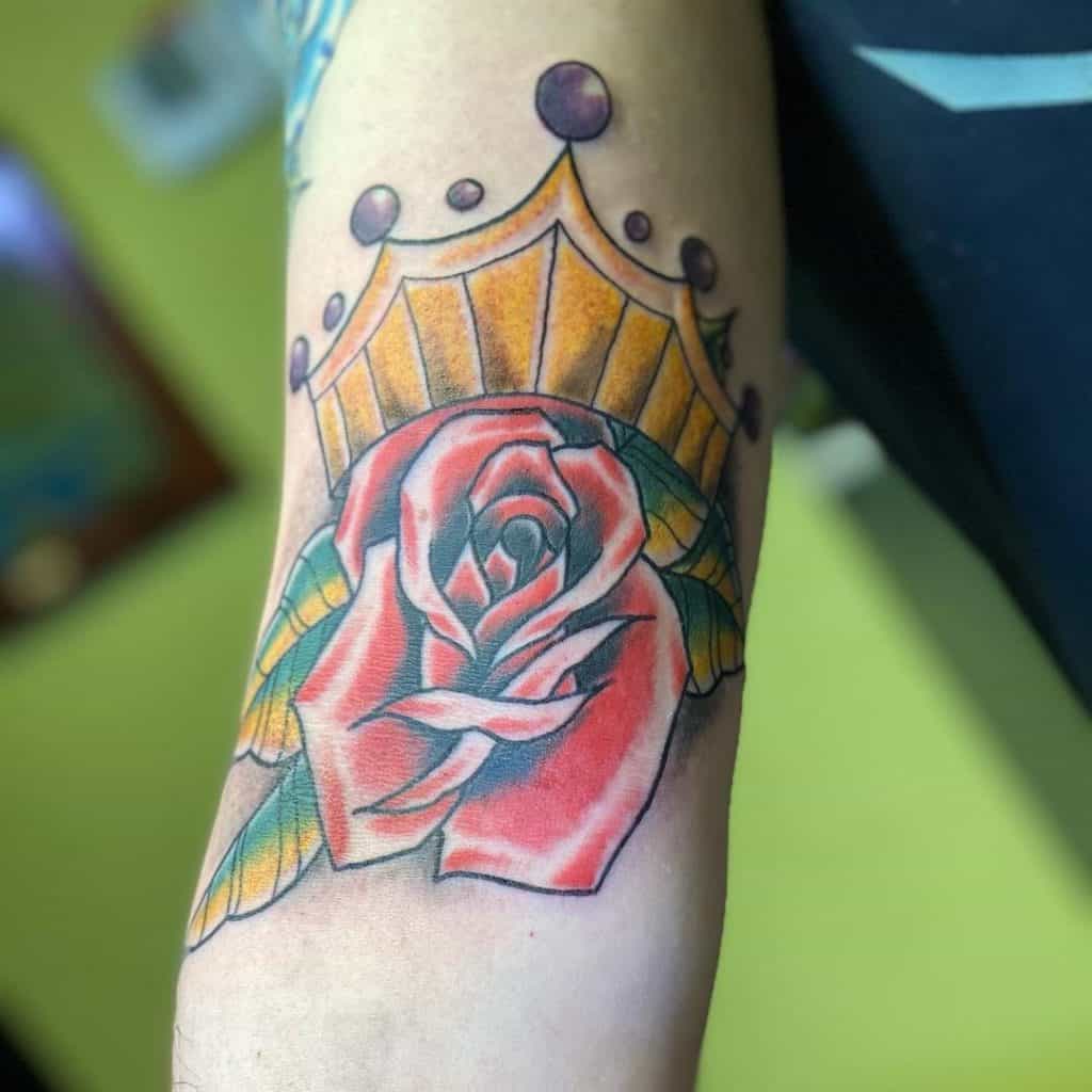 Diseño de tatuaje de corona y flores.