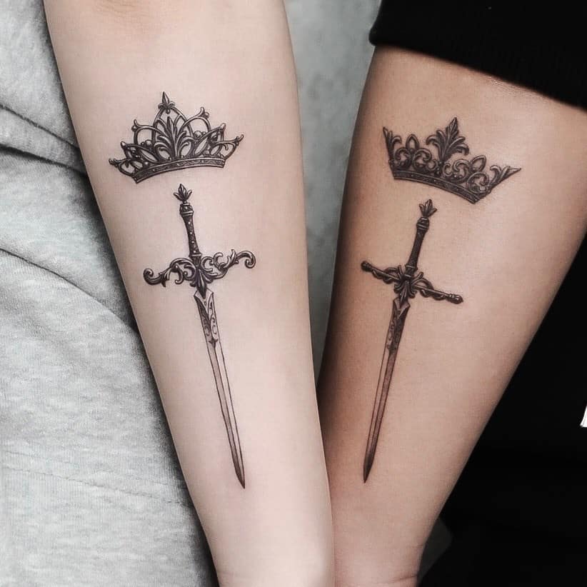 Diseño de tatuaje de corona y espada
