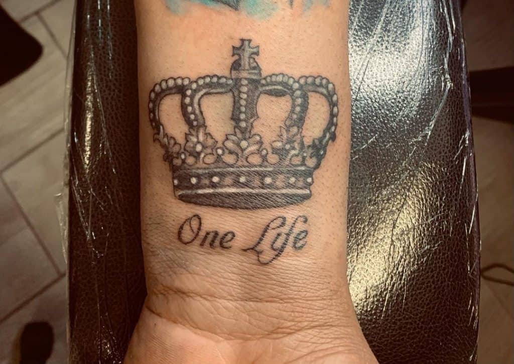 Tatuaje de la joya de la corona en el brazo
