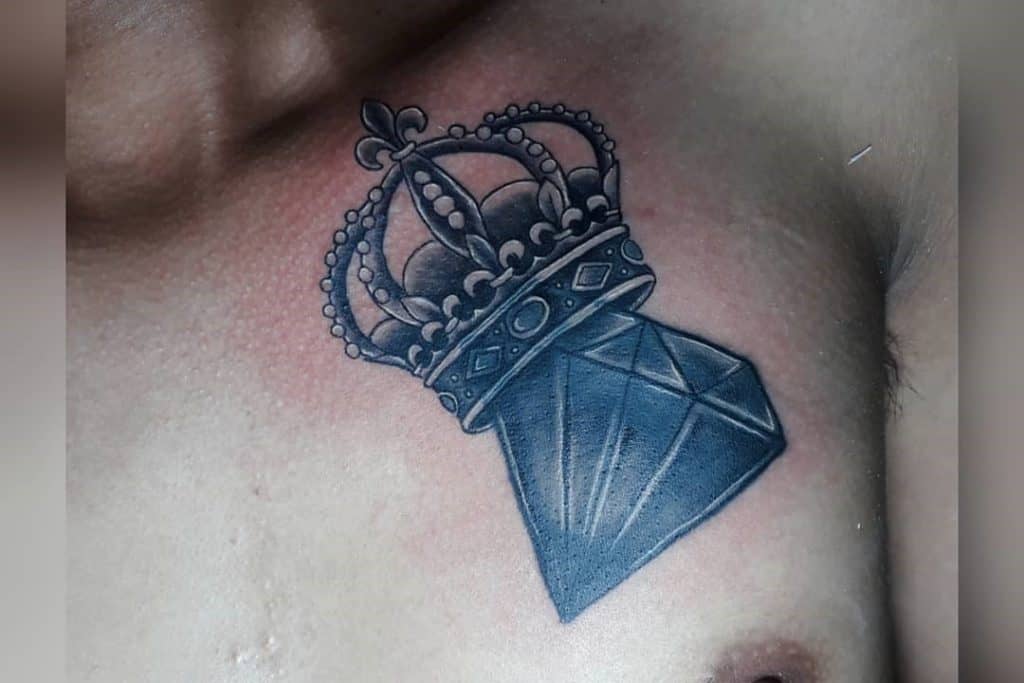 Tatuaje de la joya de la corona en el pecho