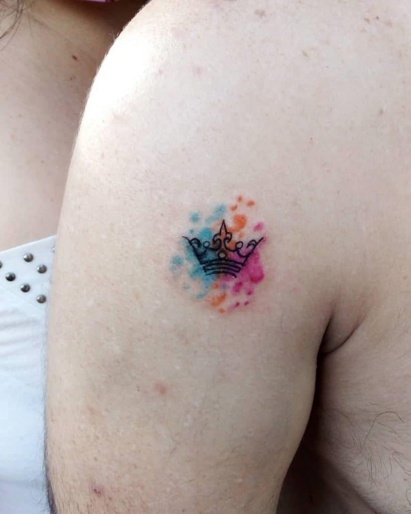 Tatuaje de corona pequeña abstracta