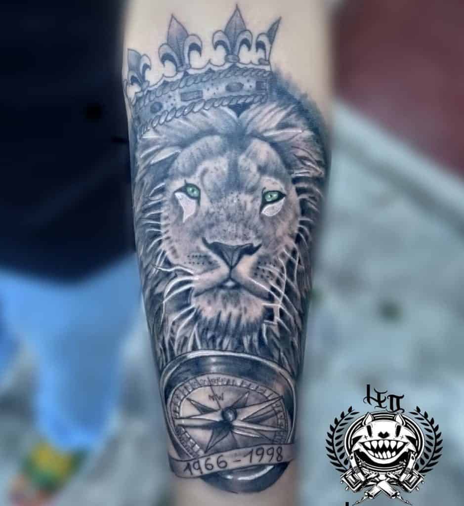 Tatuaje de cabeza de león con corona