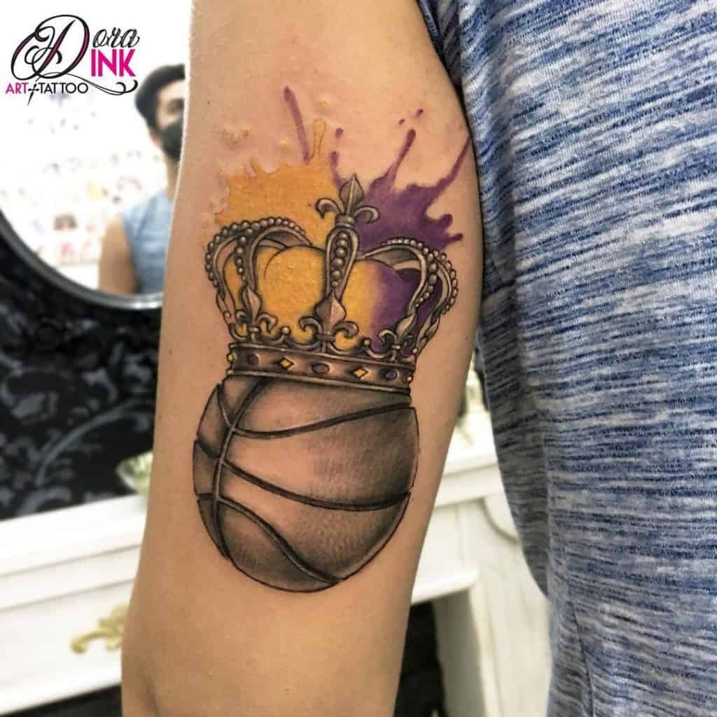 Tatuaje abstracto de corona y bola