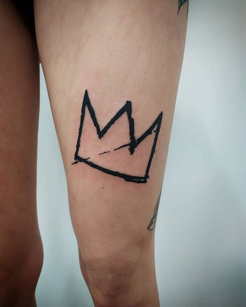 Tatuaje de corona en el muslo
