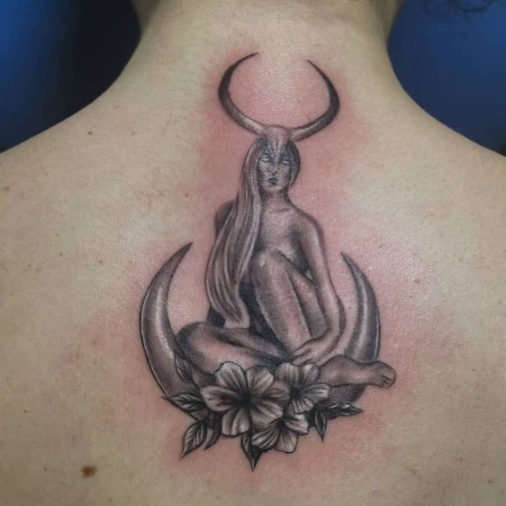Tauro femenino tatuaje 2