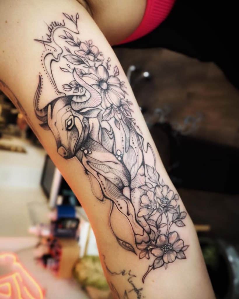 Tauro floral tatuaje 1