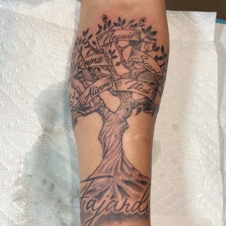 Tatuaje de árbol genealógico con nombres 1