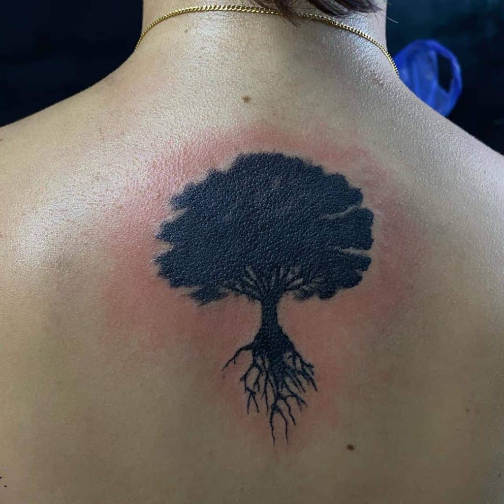 Tatuaje de árbol genealógico en la espalda 1