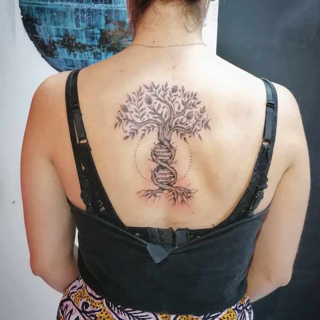 Tatuaje de árbol genealógico en la espalda 3