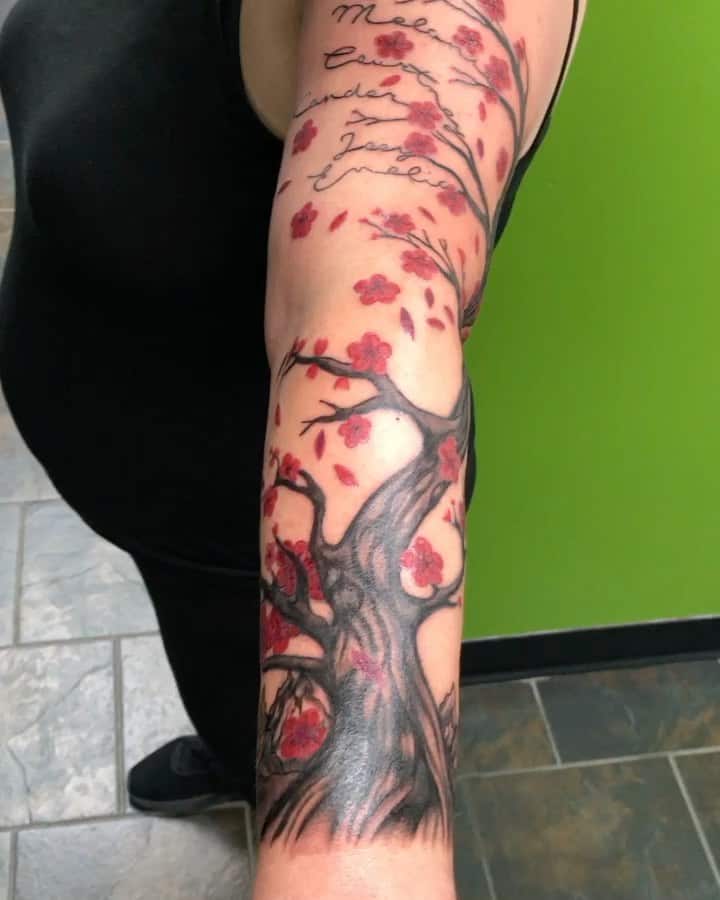 Tatuaje de árbol genealógico de flor de cerezo 1