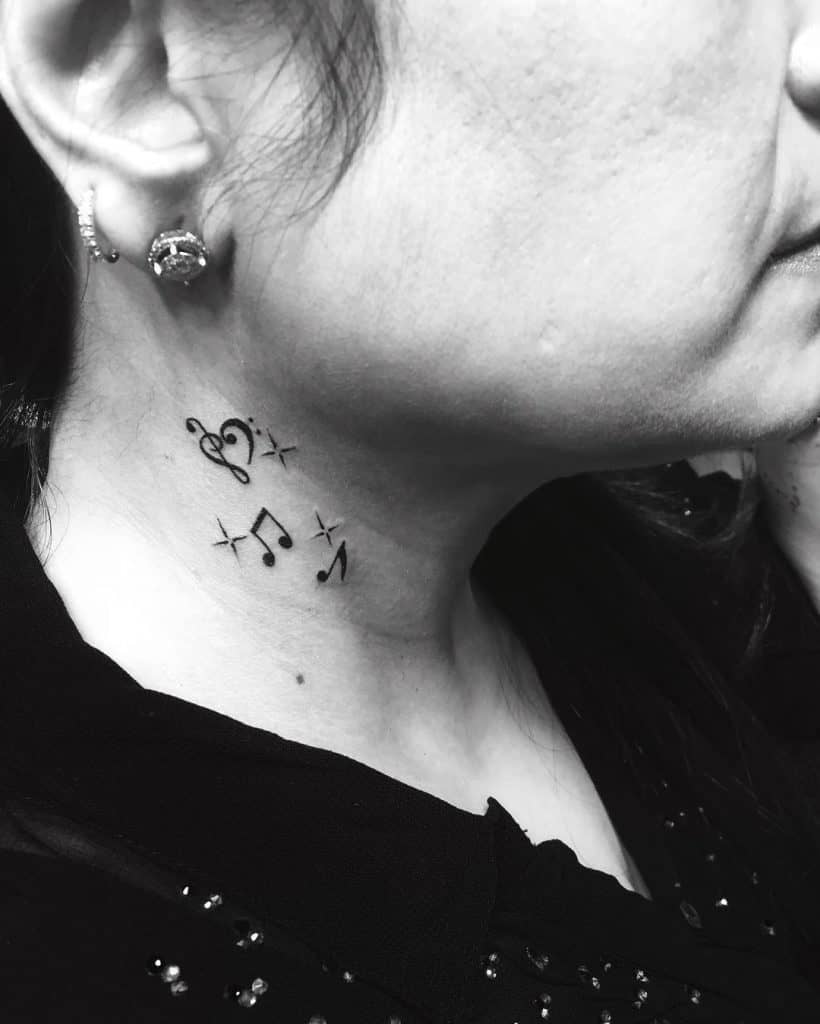 Tatuaje en el cuello de notas musicales 4