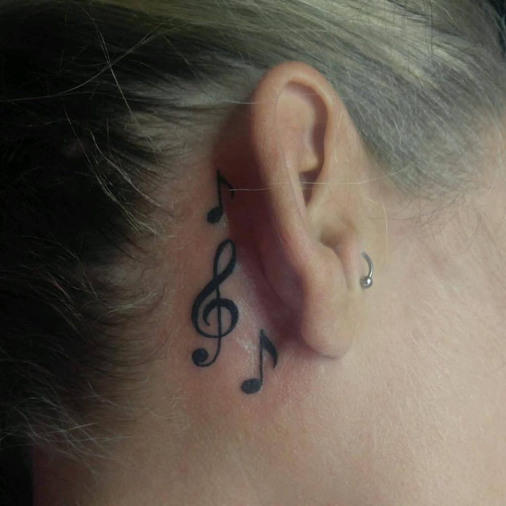Tatuaje en el cuello de notas musicales 2