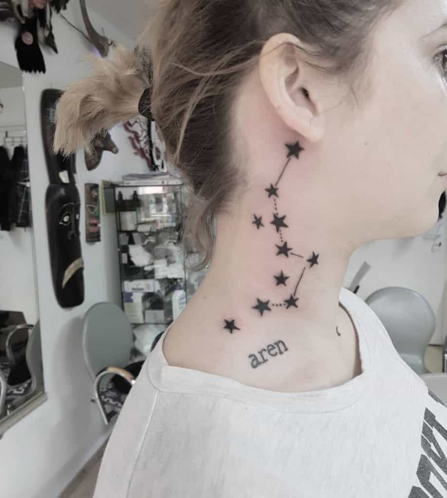 Tatuaje de estrella en el cuello 1