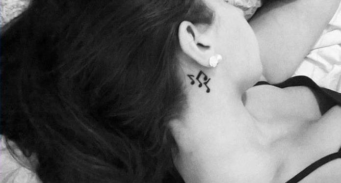 Tatuaje en el cuello de notas musicales 5