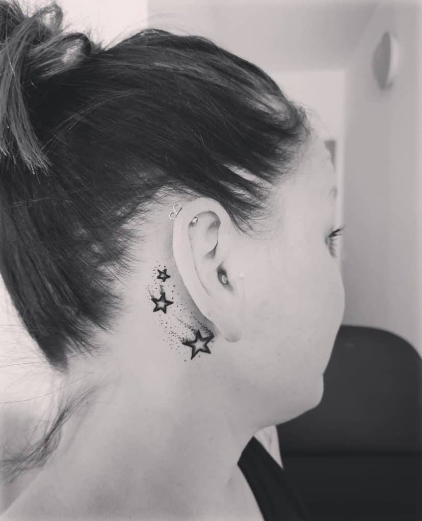 Tatuaje estrella en el cuello 3